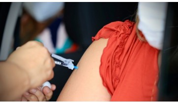Reforçar a imunização é importante para evitar casos graves e óbitos por Covid-19 (Foto: Walterson Rosa/MS).