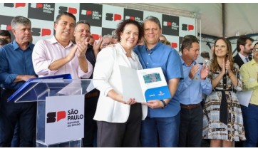 Prefeita de Luclia, Tati Guilhermino, recebe os ttulos de regularizao fundiria do Jardim das Flores, pelas mos do governador Tarcsio de Freitas (Foto: Clio Messias/Governo do Estado de SP).