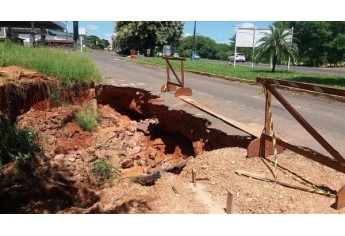 Obras permitiram recuperar trecho danificado por eros�o (Foto: PM Luc�lia).