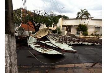 Defesa Civil de Luclia contabiliza estragos pelo temporal e deve decretar situao de emergncia