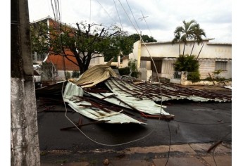 Defesa Civil de Luc�lia contabiliza estragos pelo temporal e deve decretar situa��o de emerg�ncia