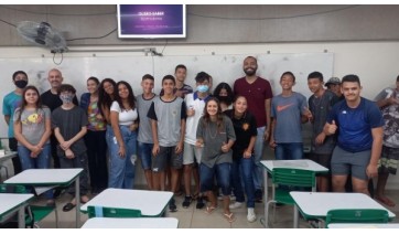 Jornalista conversa sobre a profissão com estudantes da Escola Carlos Umberto Carrara