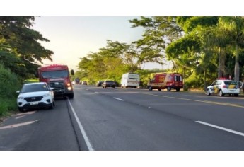 Equipes da Pol�cia Militar Rodovi�ria e Corpo de Bombeiros no atendimento � ocorr�ncia (Foto: Cedida/PM Rodovi�ria).