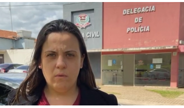 A vereadora Mariana Marques Valentim, em frente à delegacia da Polícia Civil em Lucélia, onde fez a denúncia (Reprodução).