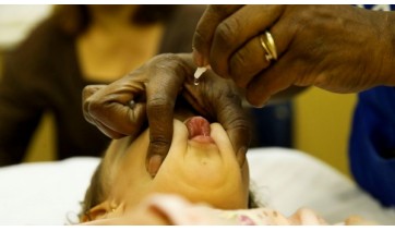 Lucélia realiza a campanha para vacinar crianças e adolescentes contra pólio e outras doenças