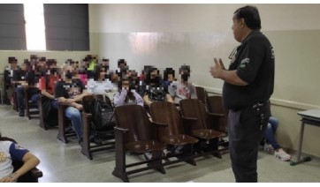 O investigador de polícia Edismar Umberto Pitarello, na palestra aos estudantes (Divulgação/Polícia Civil).