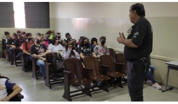 O investigador de polcia Edismar Umberto Pitarello, na palestra aos estudantes (Divulgao/Polcia Civil).