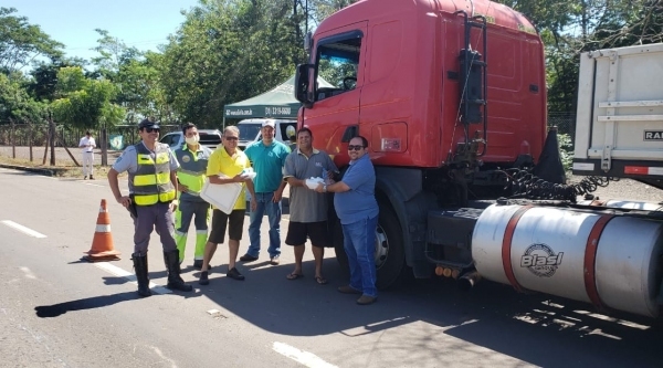 Caminhoneiros em tr�nsito s�o parados na SP-294, em Adamantina, e recebem marmitex e �gua mineral (Cedida/PM Rodovi�ria).