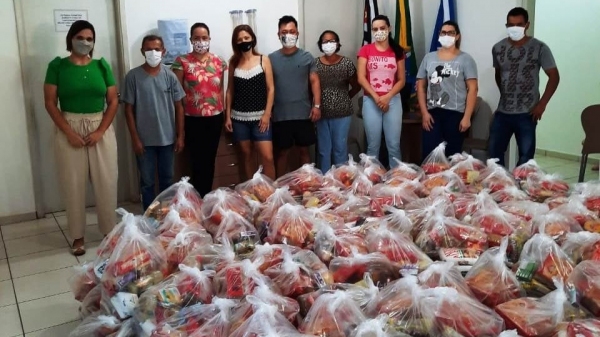 Equipe mobilizada para a entrega dos kits de alimenta��o escolar (Divulga��o: PM Luc�lia).