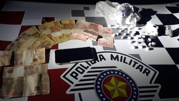 Drogas, dinheiro e um aparelho celular apreendidos pela Pol�cia Militar (Foto: Divulga��o/PM).