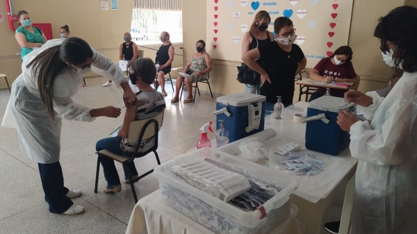 Vacina��o dos profissionais da educa��o, em Luc�lia (Divulga��o/PML).