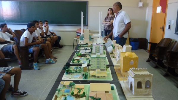 Atividades do arquiteto e urbanista Jos� Lu�s Tomaz de Souza inserem temas da �rea na vida estudantil e da comunidade (Acervo Pessoal).