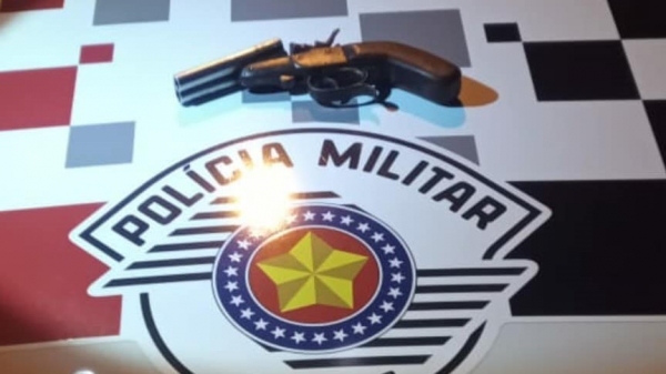 Arma foi apreendida pela Pol�cia Militar (Divulga��o/PM).