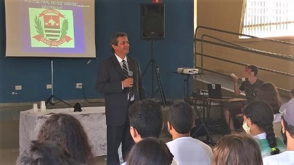O delegado da DISE, Ricardo Dourado dos Santos, fala aos estudantes (Divulga��o/Pol�cia Civil).