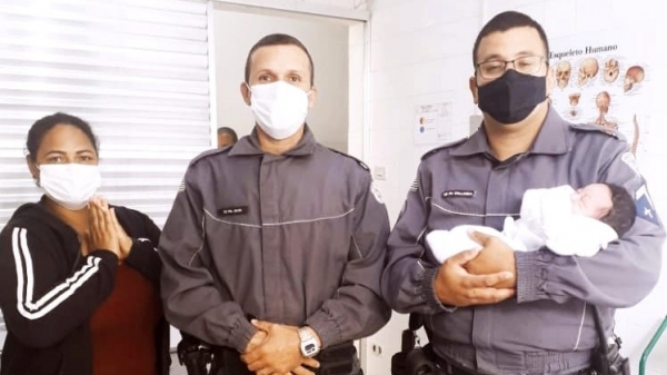 A av� e os policias que salvaram a vida do pequeno Rafael Lorenzo, de 3 dias de vida (Divulga��o/PM).