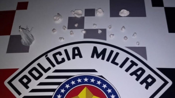 Droga apreendida com o menor (Divulga��o/PM).