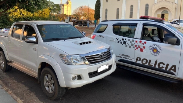 Camionete Toyota Hilux roubada e recuperada pela Polcia Militar (Divulgao/PM).
