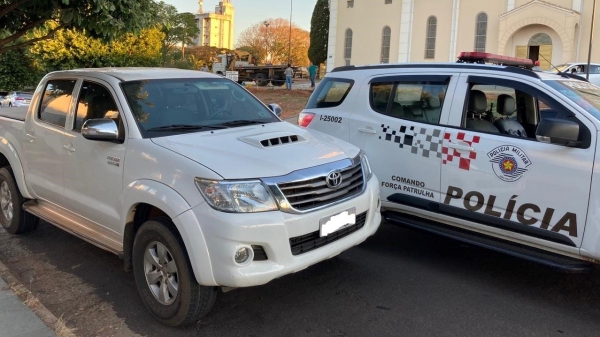 Camionete Toyota Hilux roubada e recuperada pela Pol�cia Militar (Divulga��o/PM).