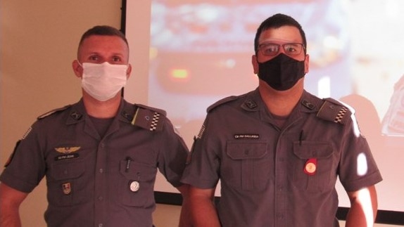 Na sede do CPI-8 os policiais homenageados pela r�pida a��o que salvou a vida de um rec�m-nascido de tr�s dias de idade (Divulga��o/PM).