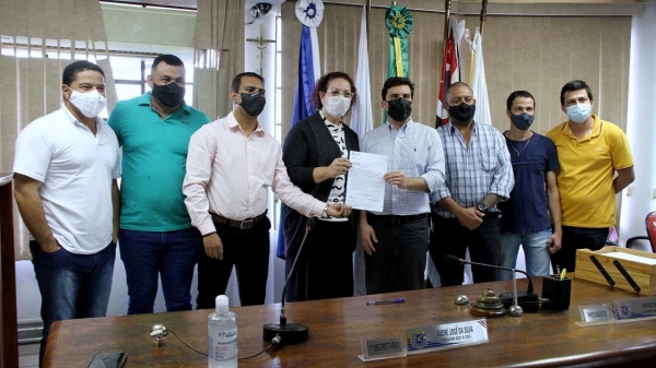 Representantes do munic�pio de Luc�lia recebem o deputado estadual Vinicius Camarinha (Da Assessoria).