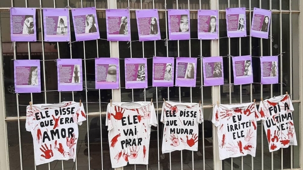 Varal com os pain�is impressos que foram publicados nas redes sociais, reunindo hist�rias de mulheres v�timas de viol�ncia (Cedida).