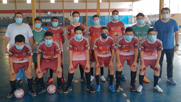 Equipe de futsal categoria mirim da Emef Prof. Soledade Domingues Iglesias, com o professor Thiago Capelo e o diretor municipal de desporto, Eduardo Fatinanci Lambari (Divulgação).