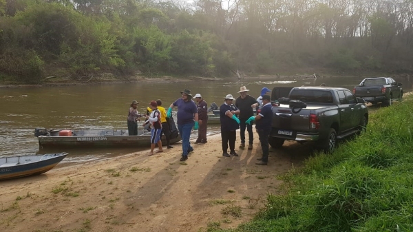 Cerca de 20 pessoas foram mobiliadas na limpeza das margens do Rio Aguape�, altura do Salto Botelho, sendo recolhidos cerca de 300 quilos de lixo (Divulga��o).