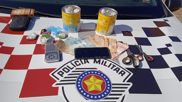 Droga, dinheiros e demais objetos apreendidos pela Pol�cia Militar (Divulga��o/PM).