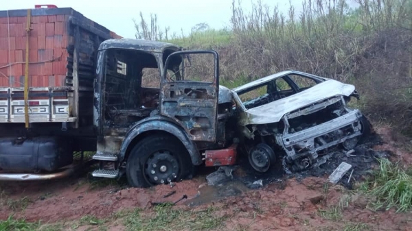 Ap�s disparo, caminhoneiro reage e fecha o carro. Em seguida, ve�culos pegam fogo (Reprodu��o/TV Oeste Di�rio).