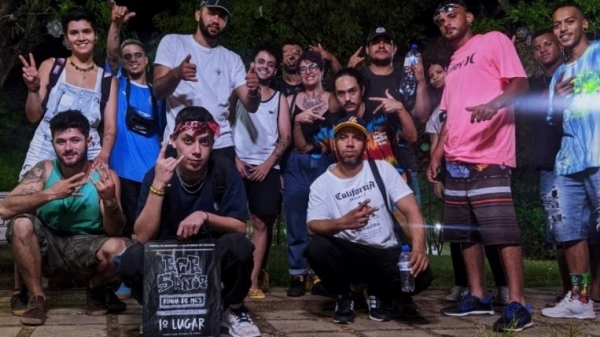 Integrantes do Coletivo Batalha da Matriz com o MC Sakamoto, que venceu a competi��o regional em Birigui (Divulga��o).