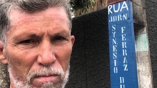 S�rgio Caldeira em um dos postes que receberam o nome de rua, no Jardim Am�rica (Reprodu��o/Facebook).