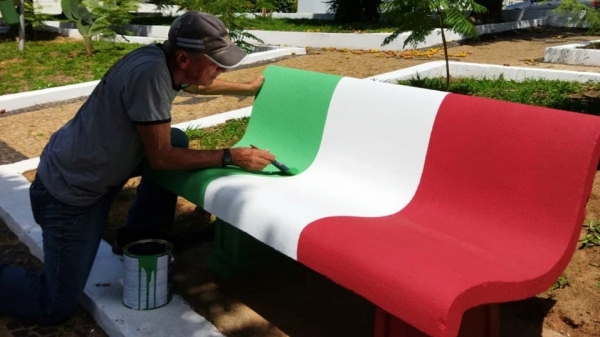 Bancos receberam pintura nas cores da bandeira italiana, em homenagem aos imigrantes, informa a Prefeitura  (Divulga��o/PML).