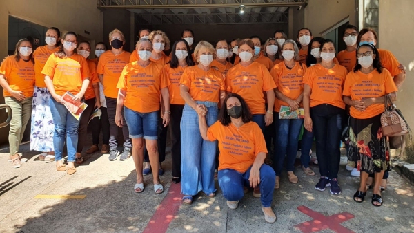 Capacita��o das agentes comunit�rias pela APROCAF. Ao final, todos com a camiseta da campanha (Divulga��o/Aprocaf).