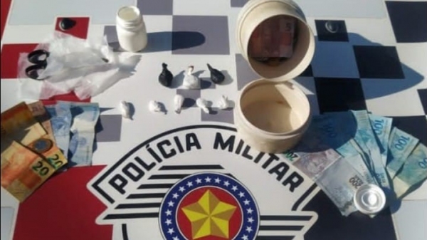 Droga, dinheiro e demais materiais apreendidos pela Pol�cia Militar (Divulga��o/PM).