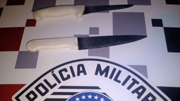 Facas apreendidas que teriam sido usadas pelo agressor para amea�ar sua pr�pria m�e (Divulga��o/PM).
