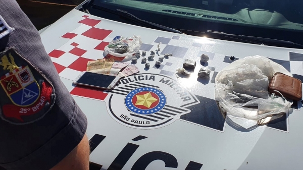 Drogas, dinheiro e embalagens para embalar entorpecentes, apreendidos pela Pol�cia Militar em Luc�lia (Divulga��o/PM).