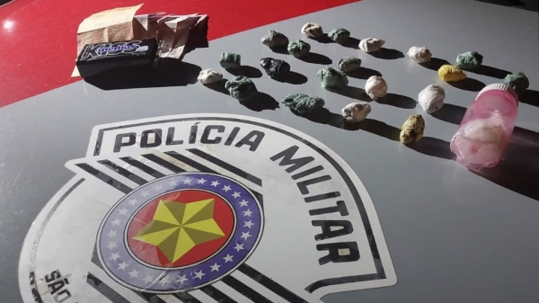 Drogas e materiais apreendidos com o morador na Vila Rancharia (Divulga��o/PM).