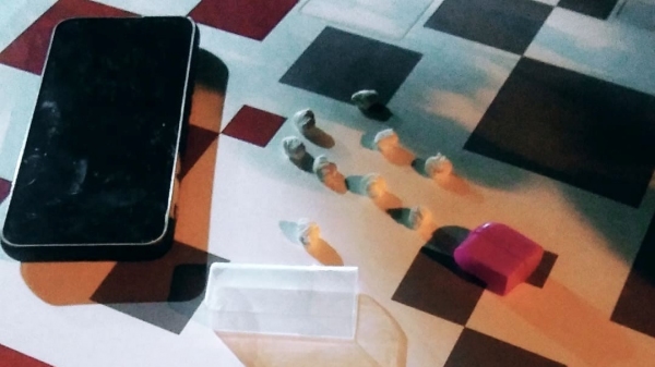 Crack e celular apreendidos pela Pol�cia Militar (Divulga��o/PM).