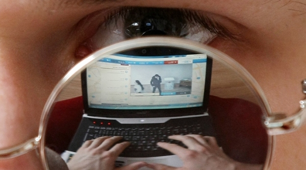 Stalking � uma forma de viol�ncia na qual o sujeito invade a esfera de privacidade da v�tima, seja pessoalmente ou pela internet (Reprodu��o).