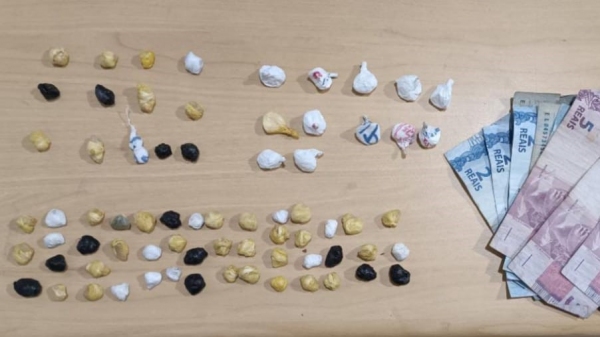 Drogas e cédulas de dinheiro apreendidas pela Polícia Militar (Divulgação/PM).