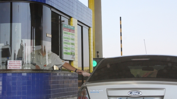 Evadir-se do pagamento do ped�gio pode caracterizar infra��o grave prevista no C�digo de Tr�nsito Brasileiro,  com multa no valor de R$ 195,23 e 5 pontos na CNH (Foto: Marcos Santos/ Usp Images).