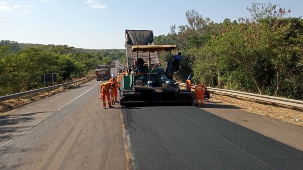 Equipe trabalha na recupera��o do pavimento, na SP-294 (Da Assessoria).