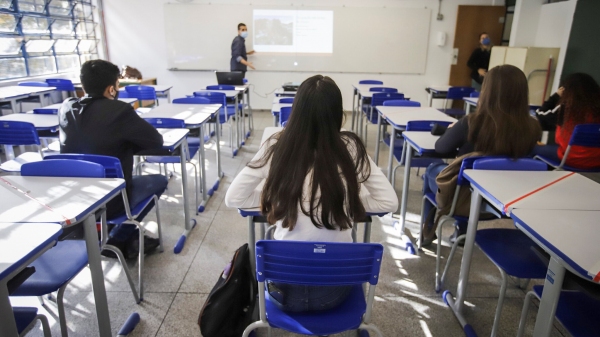 Por meio do novo benefício, o Governo de SP pretende manter os jovens do ensino médio na escola (Foto: SeducSP).