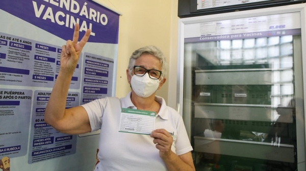 Segundo os pesquisadores da Fiocruz, a vacina��o tem feito diferen�a e traz reflexos positivos ao quadro pand�mico � medida que � ampliada (Foto: Gov SP).