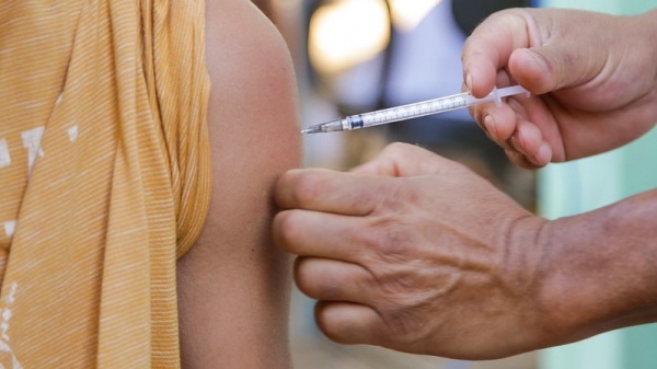 Os adolescentes devem procurar o posto de saúde a que pertencem para receberem a vacina (Foto: Tony Oliveira/ Agência Brasília).