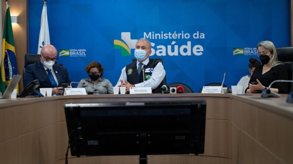 Ministro da Sa�de, Marcelo Queiroga, Secret�rio de Vigil�ncia em Sa�de, Arnaldo Medeiros e a Secret�ria Extraordin�ria de Enfrentamento � Covid-19, Rosana de Leite Melo, em coletiva de imprensa sobre a mudan�a no per�odo do cumprimento da quarentena para pacientes com Covid-19 (Foto: Myke Sena/MS).