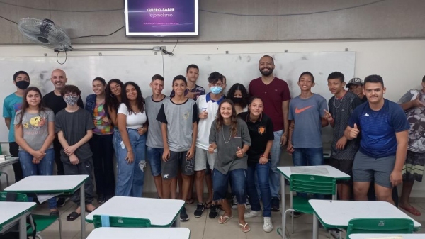 Jornalista levou temas da profissão para estudantes da EE Prof. Carlos Umberto Carrara (Cedida).