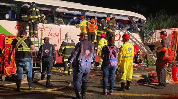 Equipes de socorro da regi�o foram mobilizadas para o atendimento �s v�timas (Foto: Bill Paschoalotto/TV Fronteira).