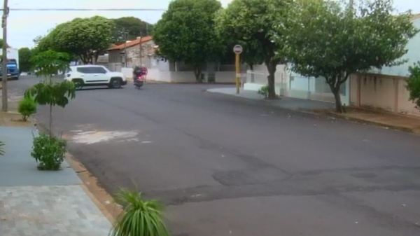 Acidente foi no cruzamento da Rua Armindo Silva com a Rua M�rio Olivero, em Adamantina, envolvendo carro e moto (Reprodu��o).