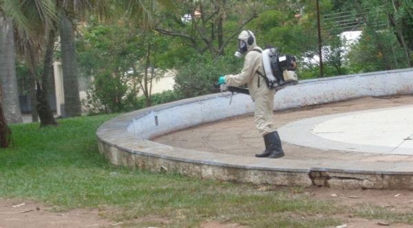 Trabalho das equipes, com aplica��o de inseticida contra o mosquito Aedes aegypti, � mantida em Luc�lia (Assessoria de Imprensa).